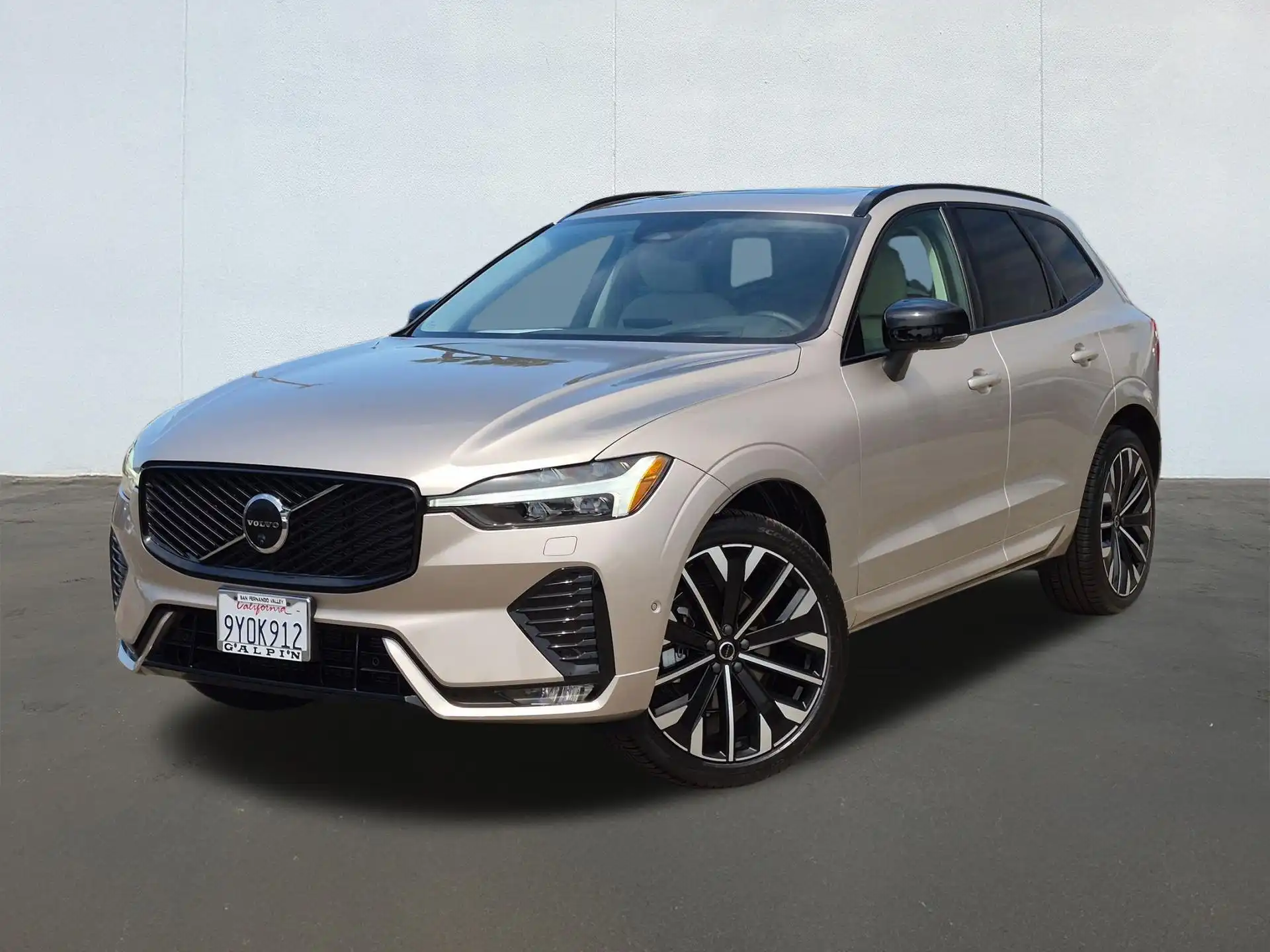2026 Volvo XC60 B5 Ultra Dark AWD's photo