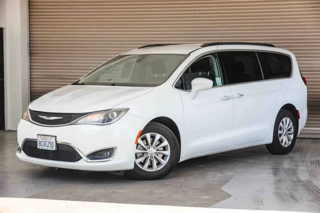 2017 Chrysler Pacifica Touring-L's photo