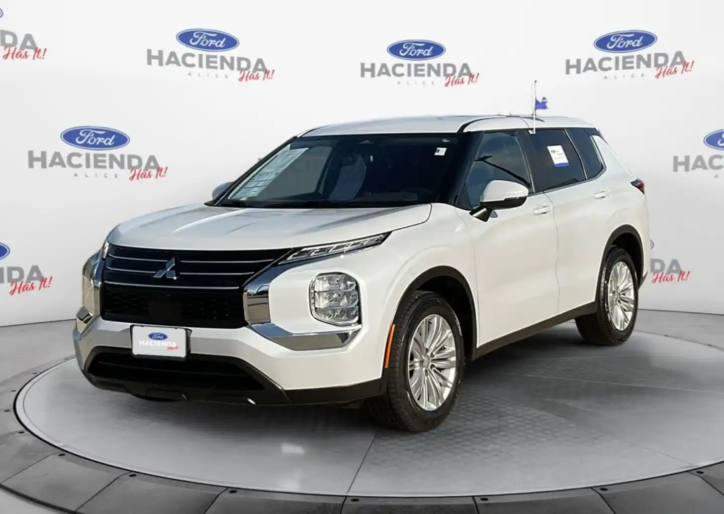 2024 Mitsubishi Outlander ES 2WD's photo