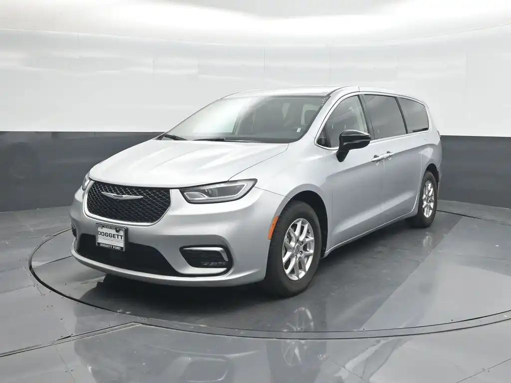 2024 Chrysler Pacifica Touring L's photo