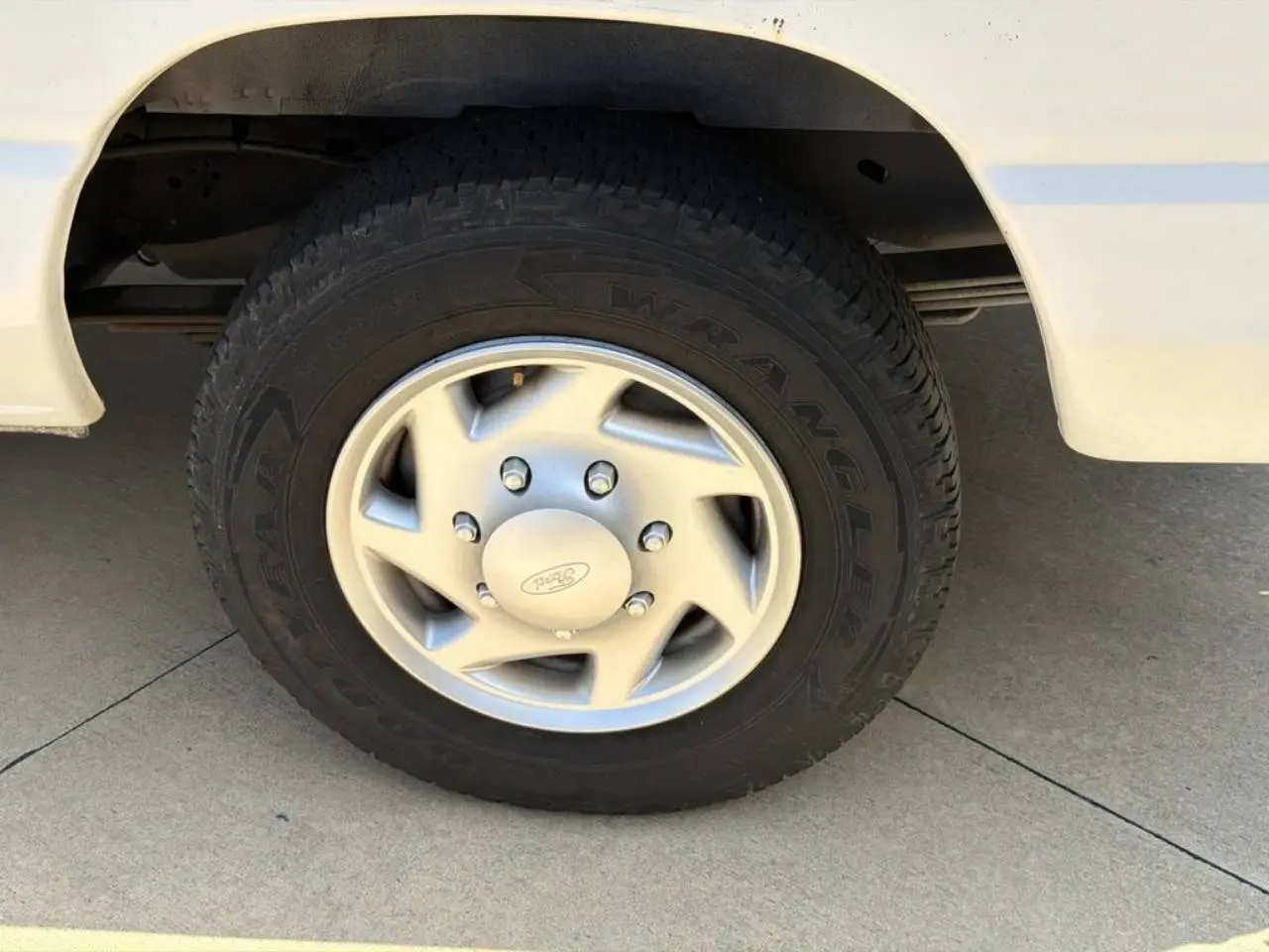 2013 Ford E-Series E-150 Van photo 5