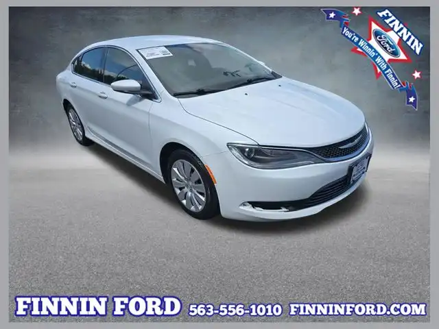 2016 Chrysler 200 LX's photo