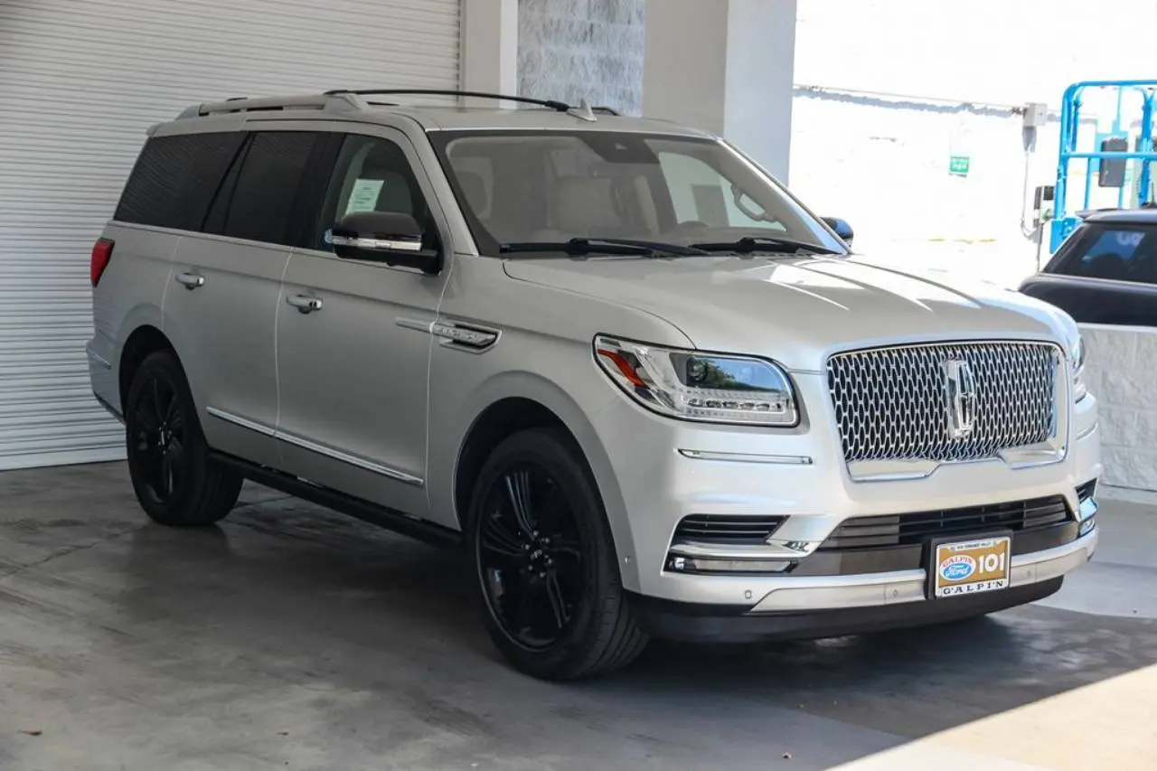 2019 Lincoln Navigator Select photo 3