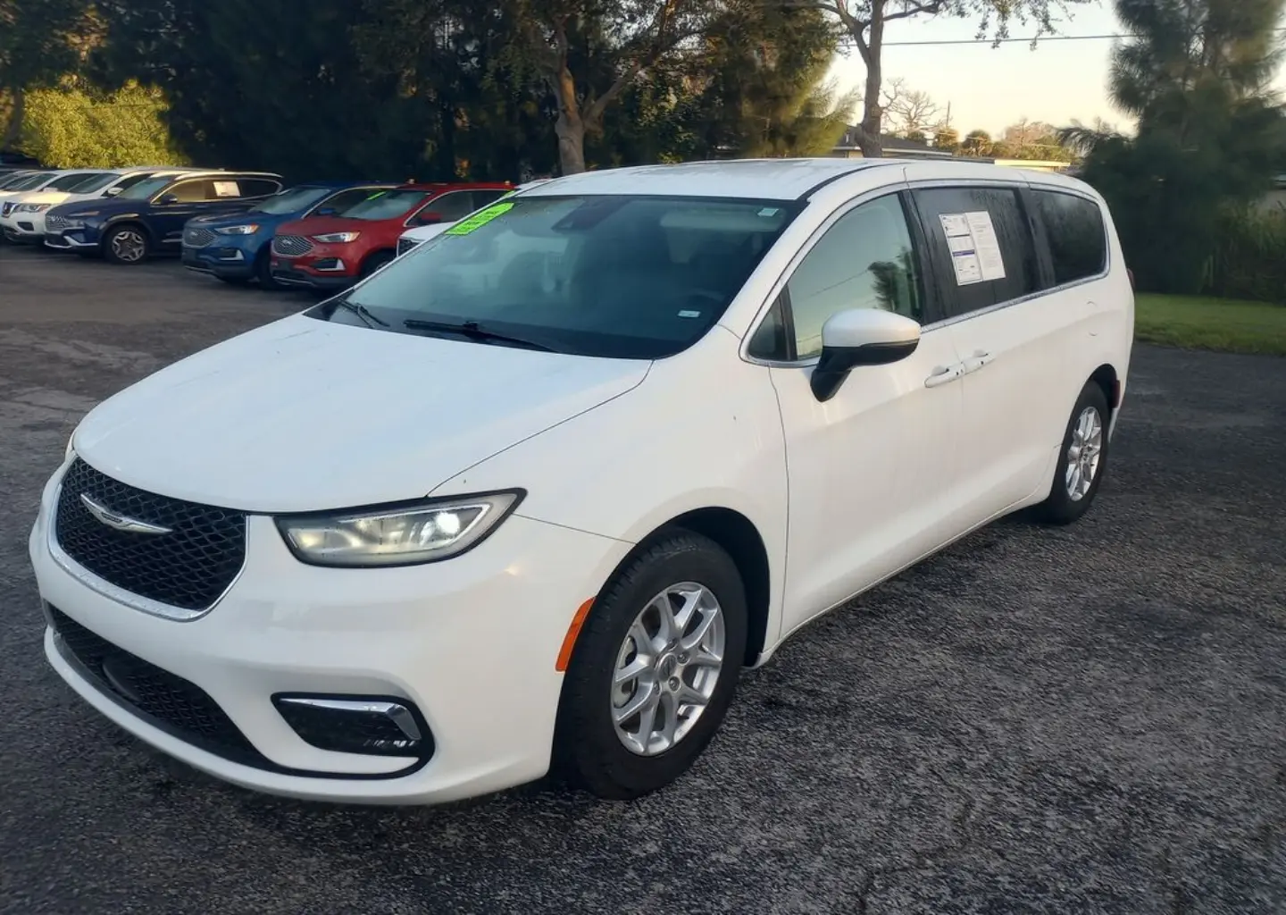 2023 Chrysler Pacifica Touring L photo 3