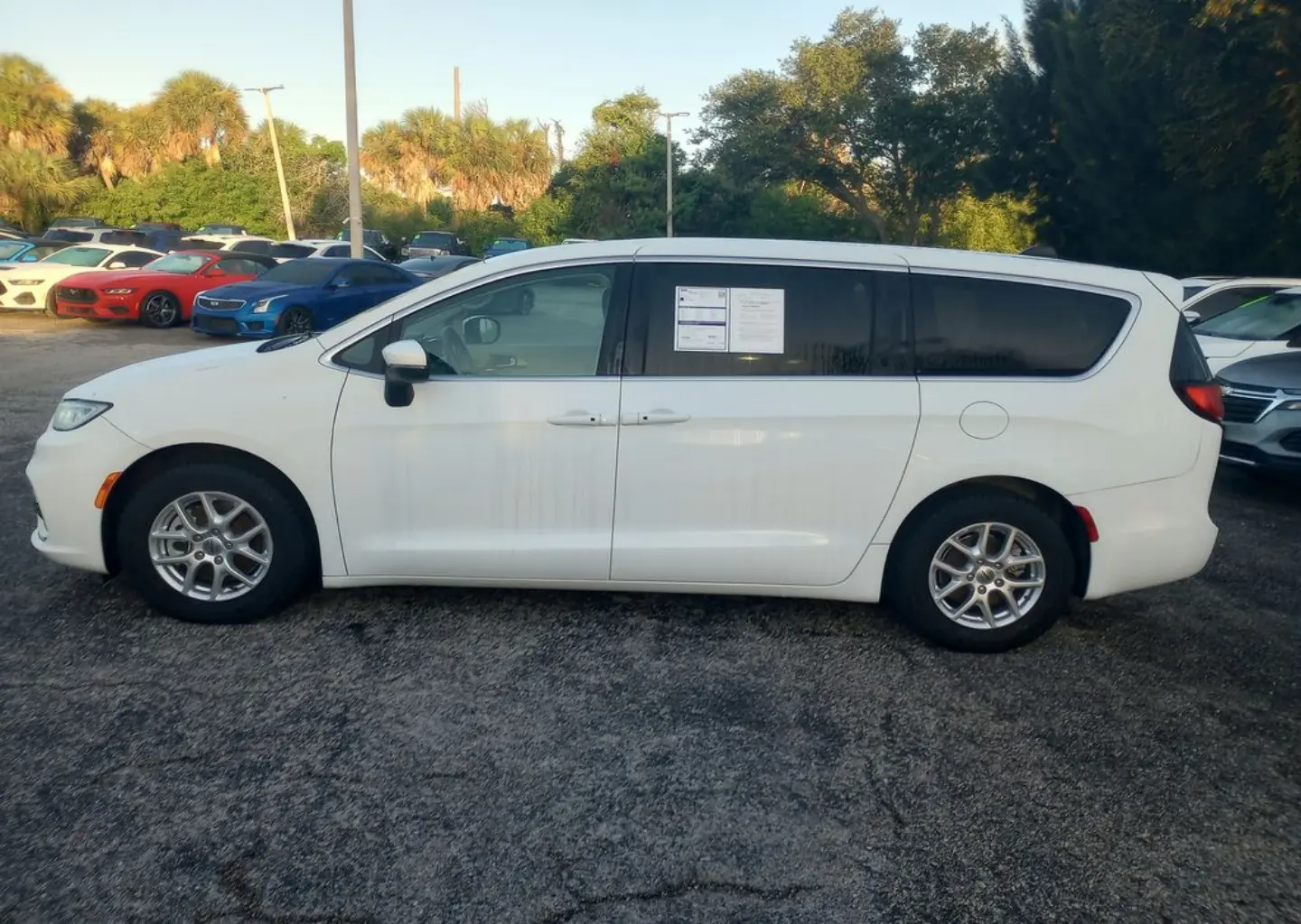 2023 Chrysler Pacifica Touring L photo 4