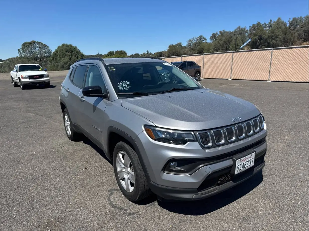 2022 Jeep Compass Latitude 4WD photo 3