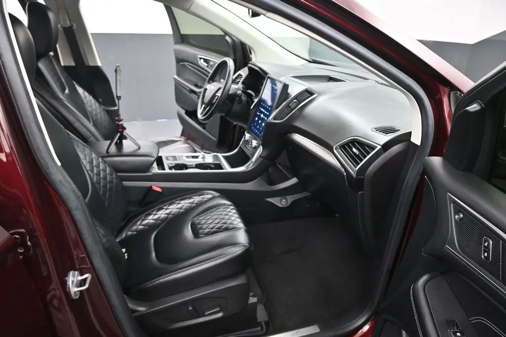 2023 Ford Edge Titanium AWD photo 5