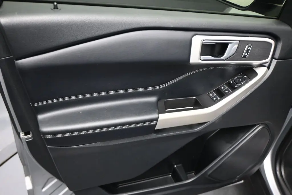 2021 Ford Explorer XLT RWD photo 3