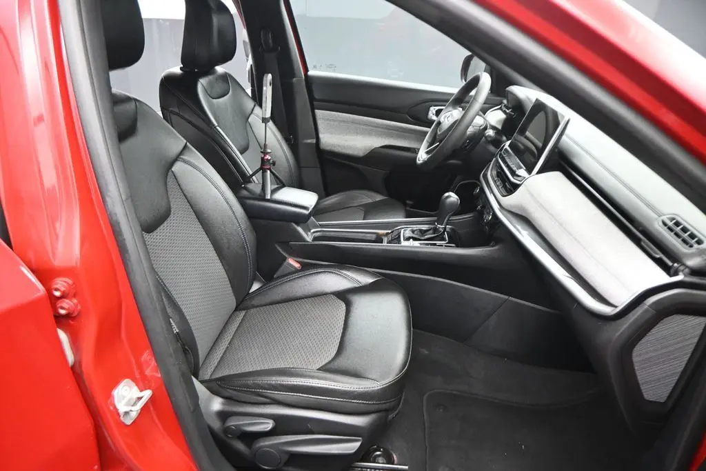2024 Jeep Compass Latitude 4WD photo 3