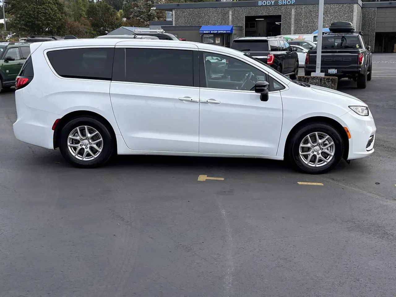 2025 Chrysler Pacifica Select photo 4