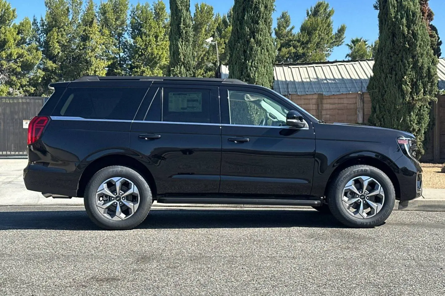 2027 Ford Expedition Active photo 3
