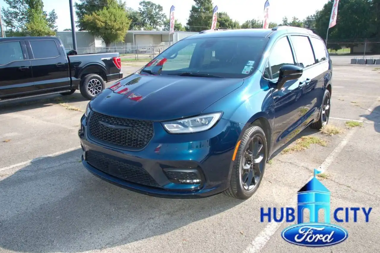2023 Chrysler Pacifica Limited AWD's photo