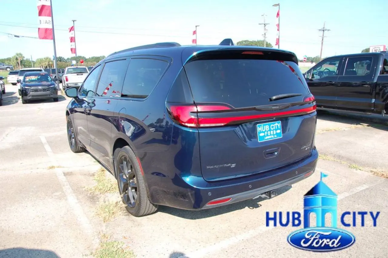 2023 Chrysler Pacifica Limited AWD photo 3