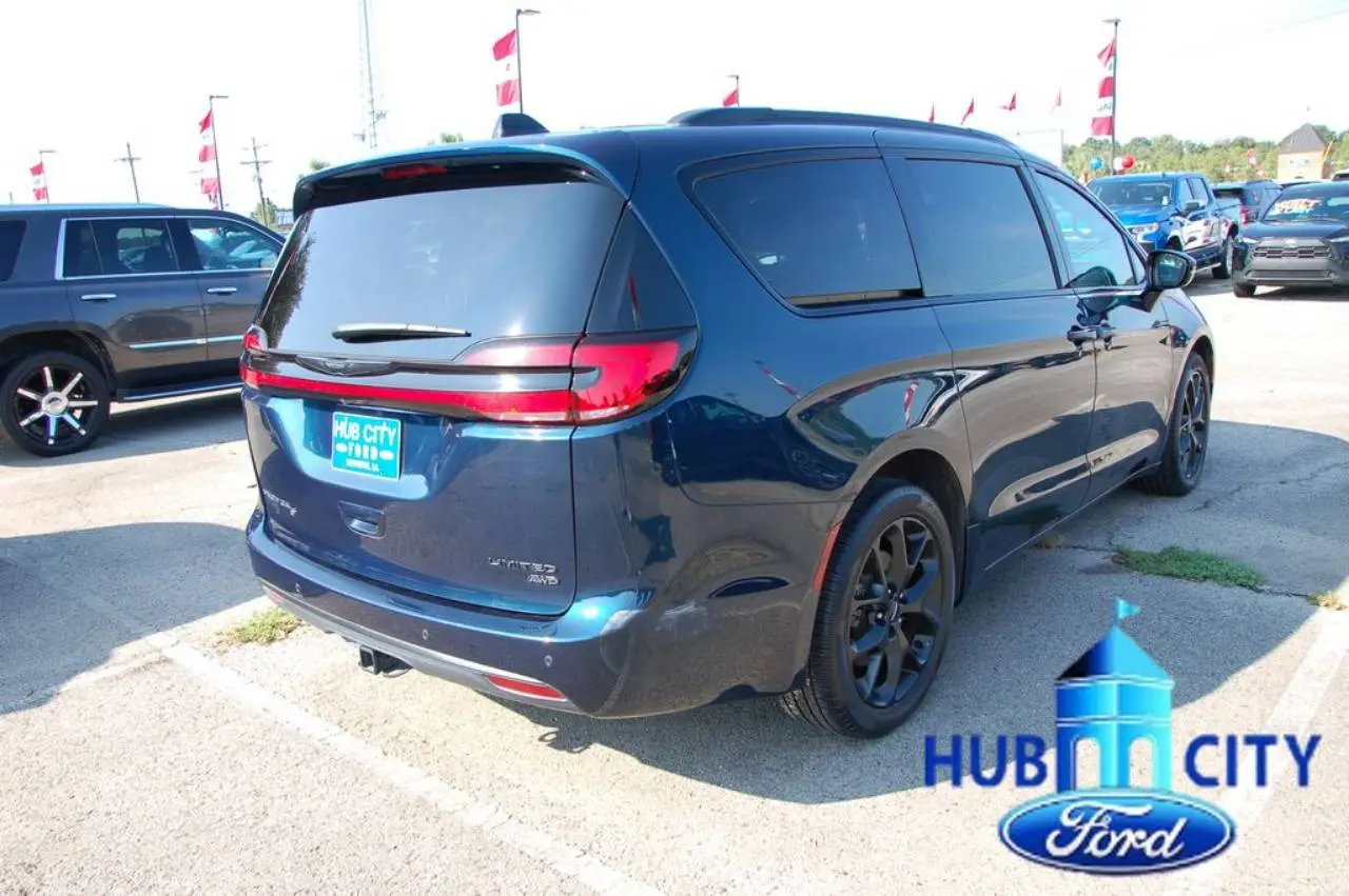 2023 Chrysler Pacifica Limited AWD photo 5