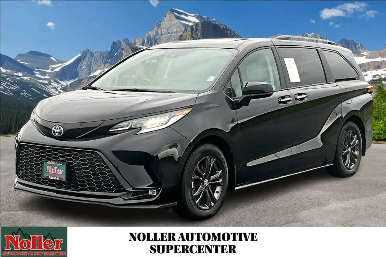 2025 Toyota Sienna LE AWD 8-Passenger's photo