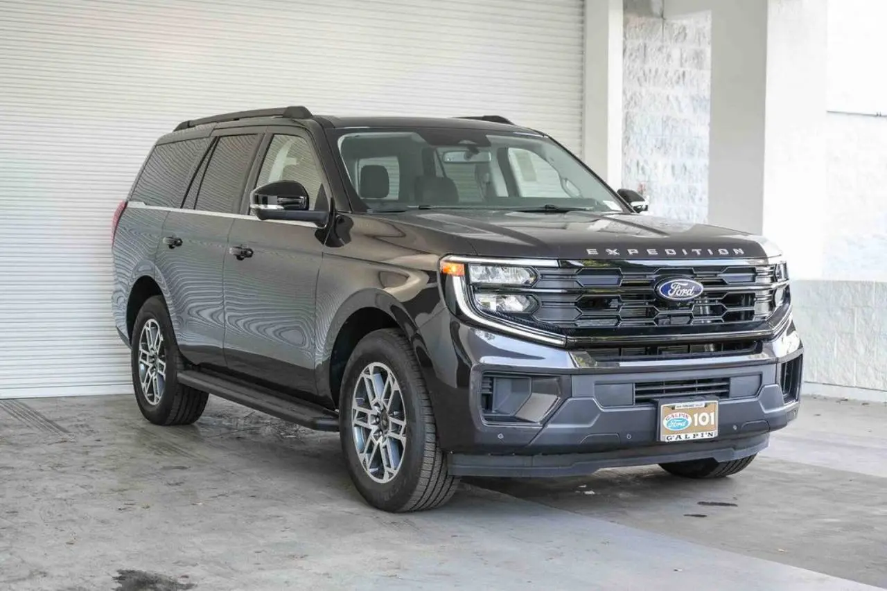 2025 Ford Expedition Active photo 3