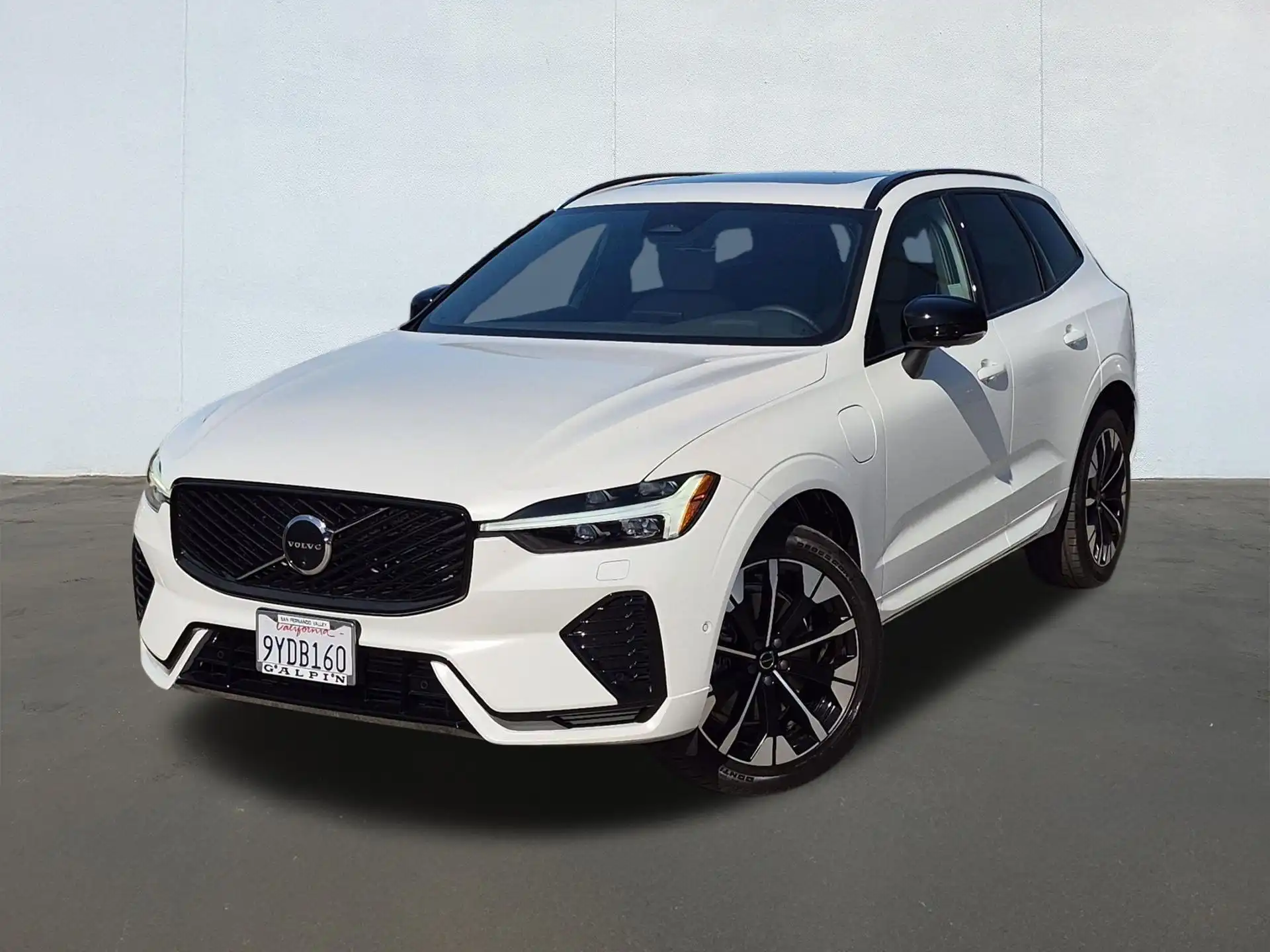 2026 Volvo XC60 T8 Plus Dark AWD's photo
