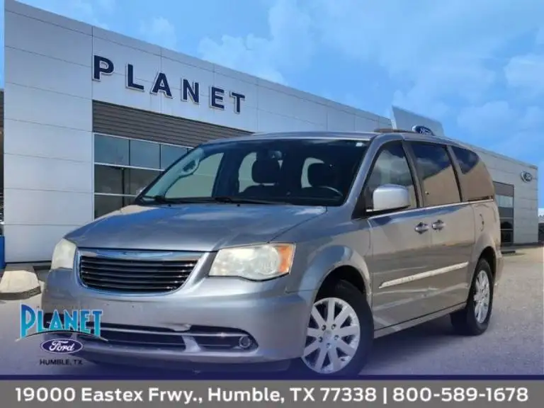 2014 Chrysler Town & Country Touring's photo