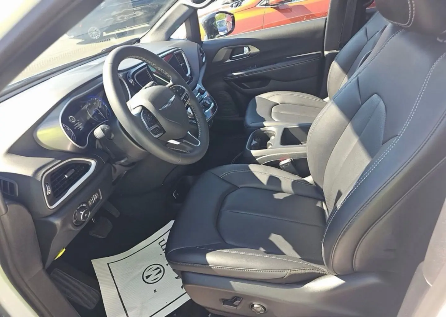 2026 Chrysler Pacifica Select photo 4