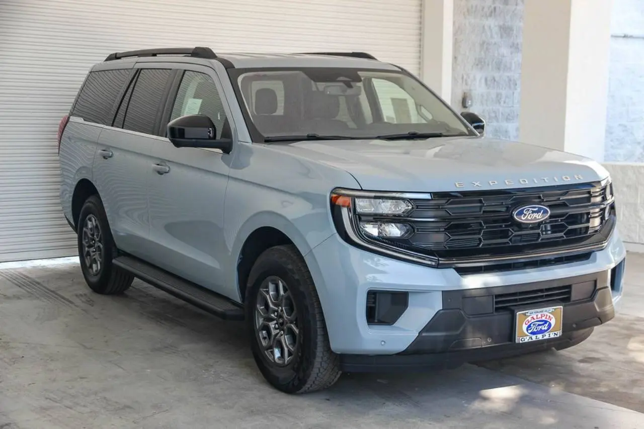 2025 Ford Expedition Active photo 3