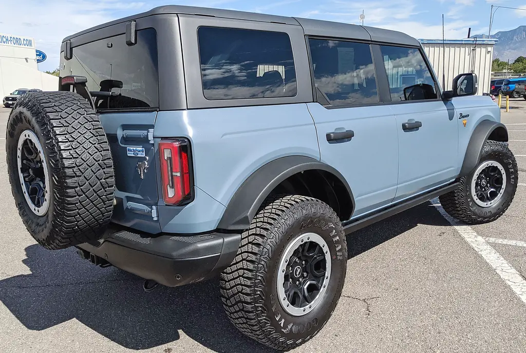 2023 Ford Bronco Badlands 4WD photo 3
