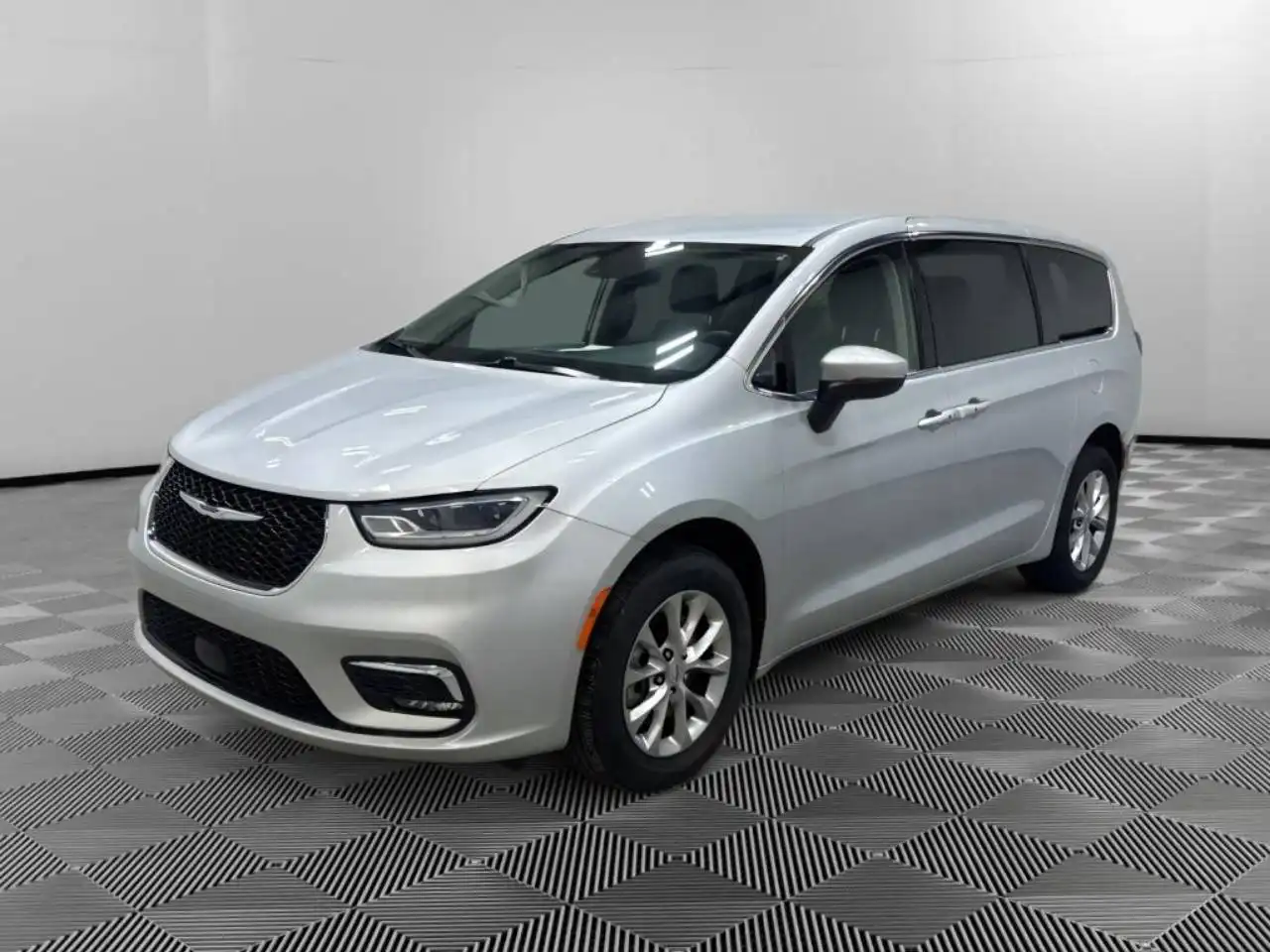 2023 Chrysler Pacifica Touring L AWD's photo