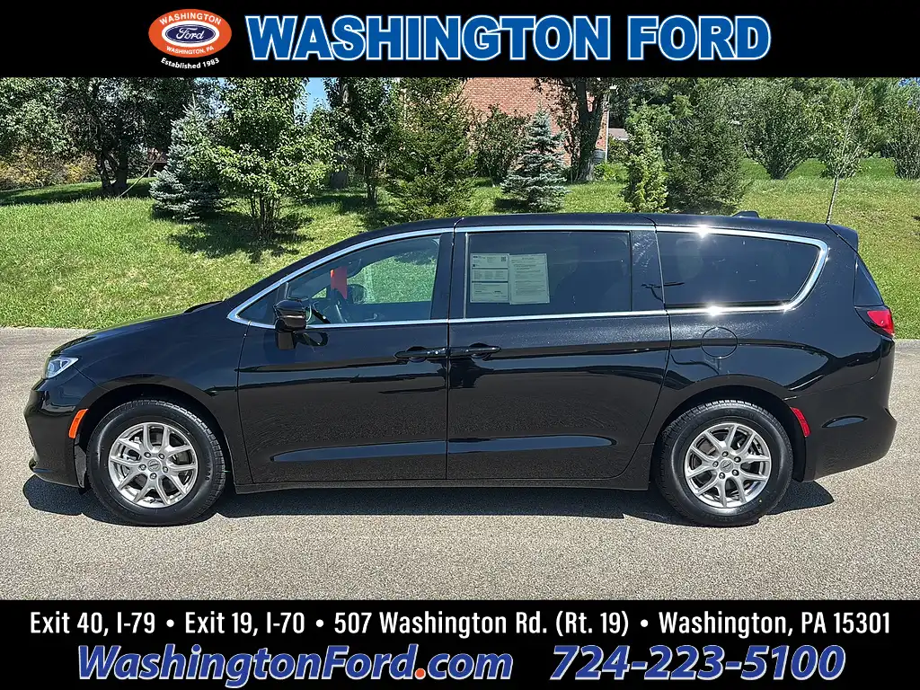 2025 Chrysler Pacifica Select's photo