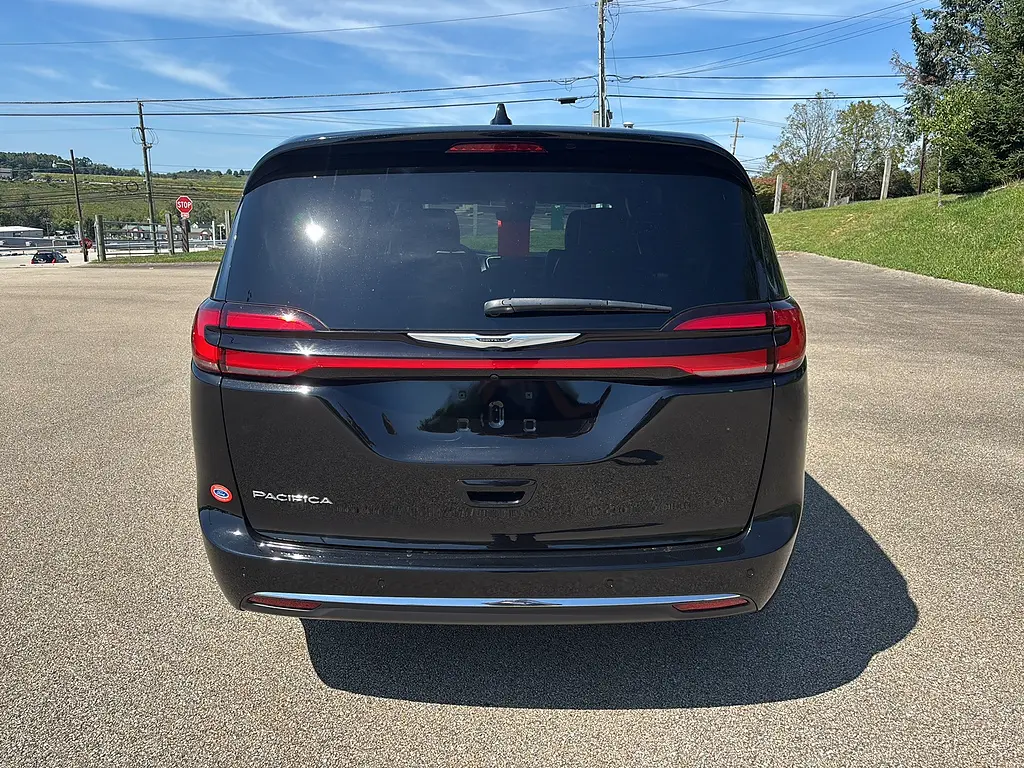 2025 Chrysler Pacifica Select photo 3