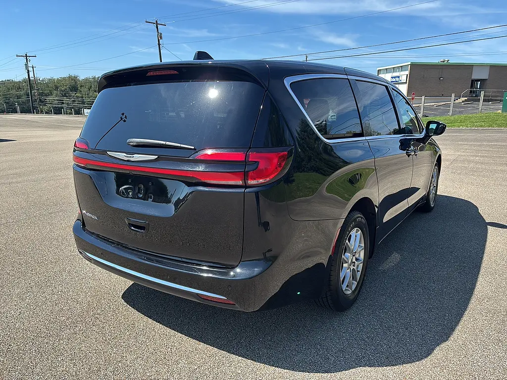 2025 Chrysler Pacifica Select photo 4