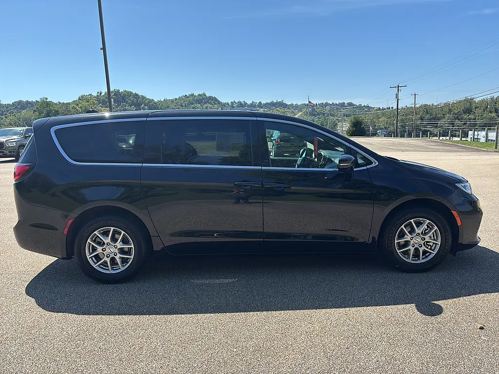 2025 Chrysler Pacifica Select photo 5