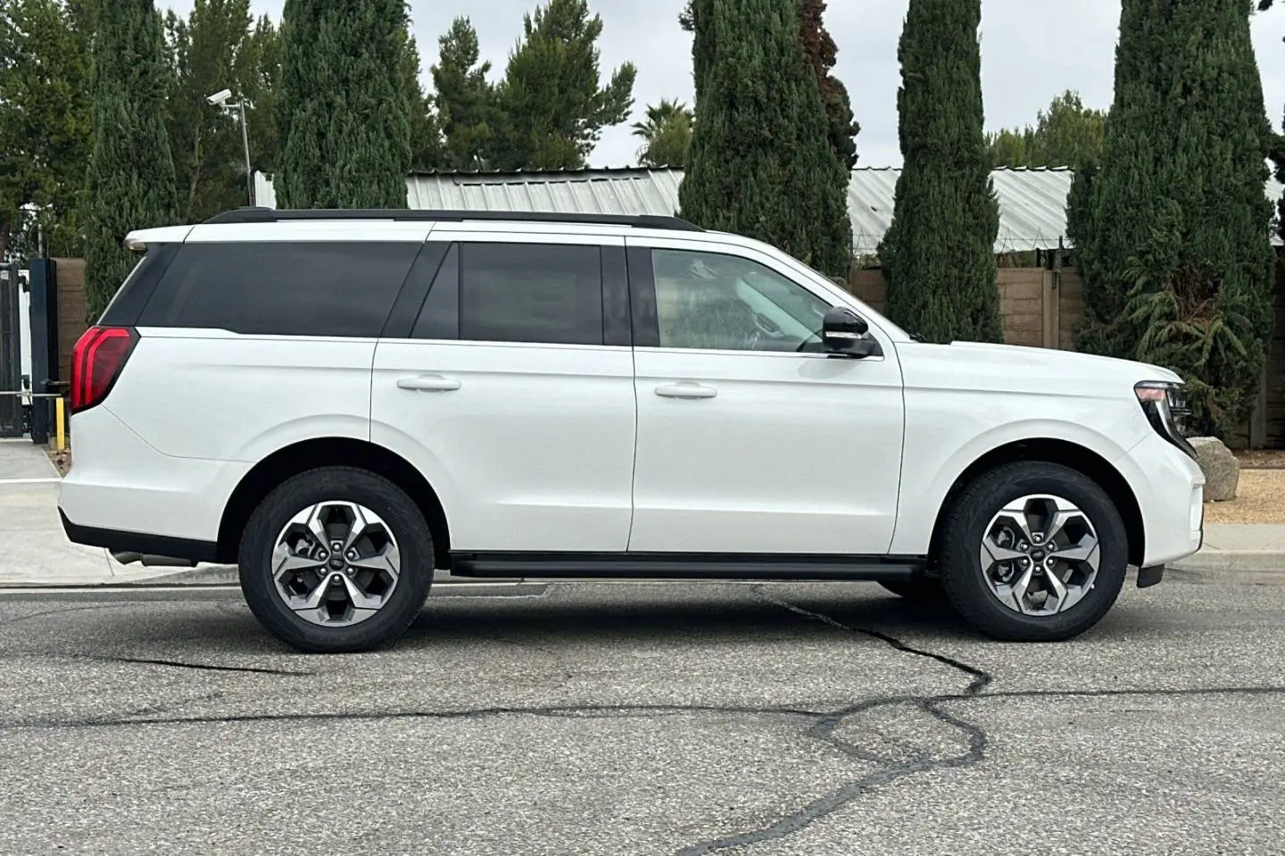 2027 Ford Expedition Active 4WD photo 3