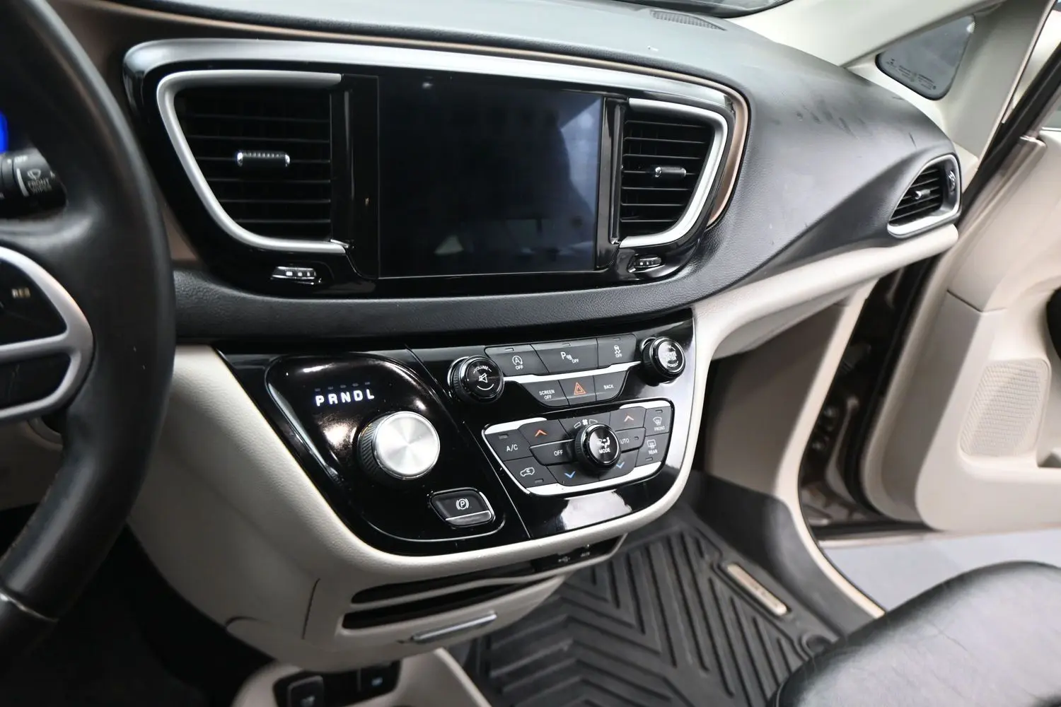 2017 Chrysler Pacifica Touring L photo 5