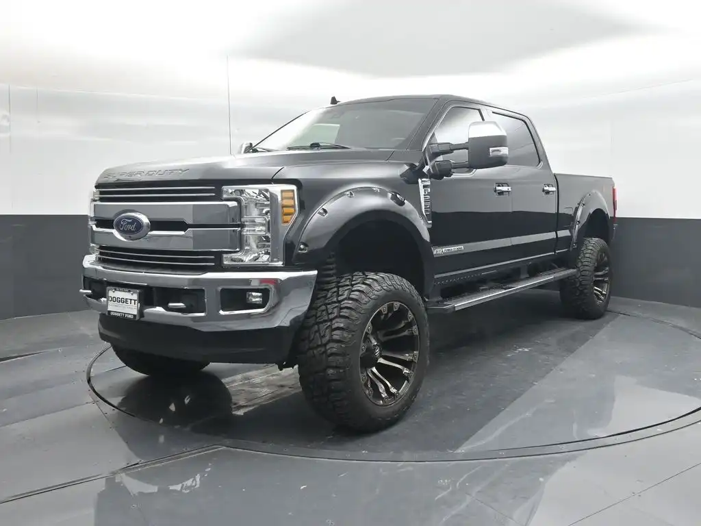2019 Ford F-250 Lariat 4WD Crew Cab 8' Box's photo