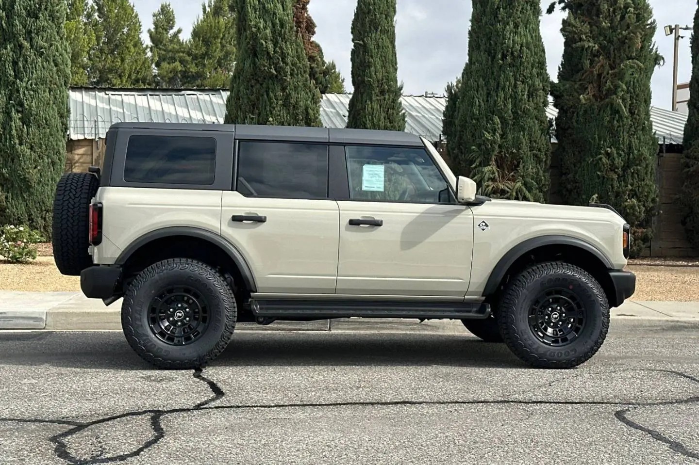 2026 Ford Bronco Outer Banks 4WD photo 3