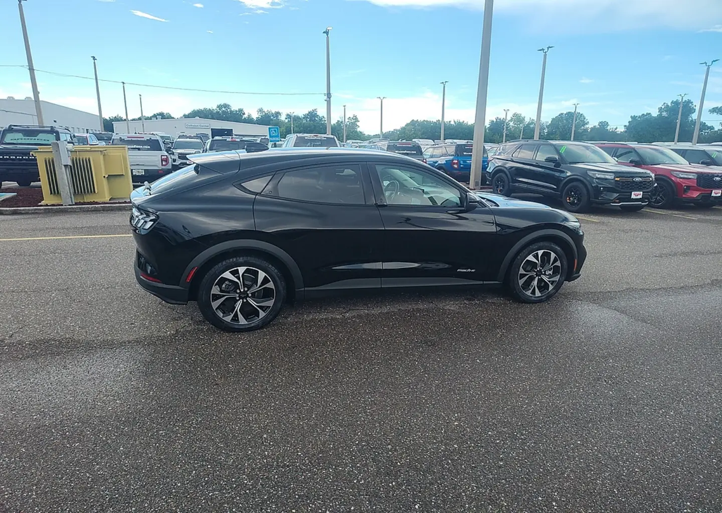 2025 Ford Mustang-Mach-e Select photo 4