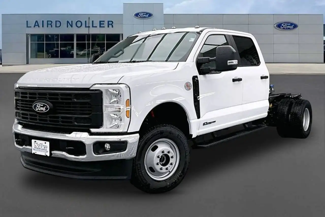 2027 Ford F-350 XL 4WD Crew Cab DRW 179 in's photo