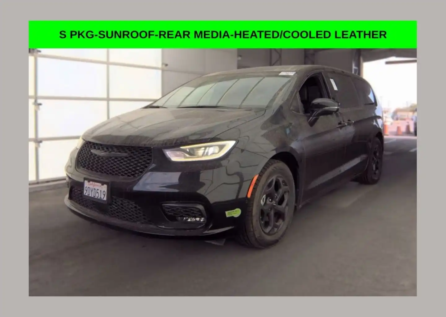 2022 Chrysler Pacifica Hybrid Limited's photo