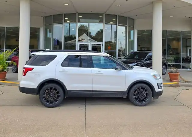 2017 Ford Explorer XLT 4WD's photo