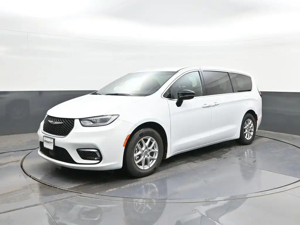 2025 Chrysler Pacifica Select's photo