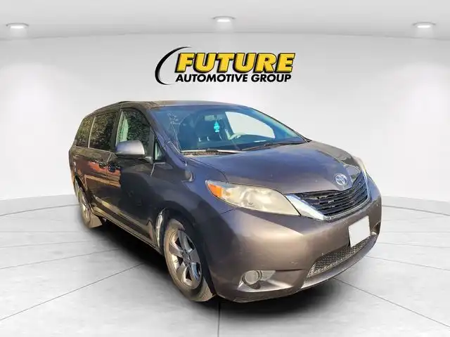 2013 Toyota Sienna LE V6 7-Passenger Access Seat's photo