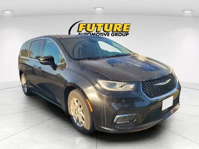 2023 Chrysler Pacifica Touring L's photo