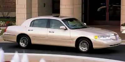 2002 Lincoln Town Car Executive's photo
