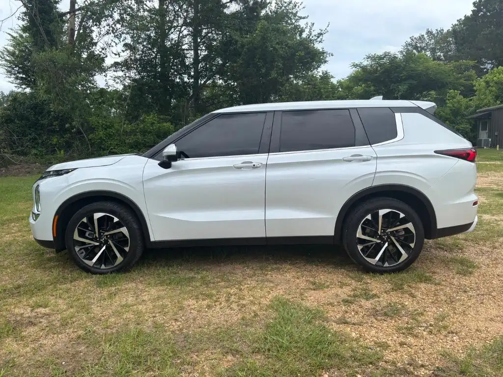 2023 Mitsubishi Outlander SE 2WD's photo
