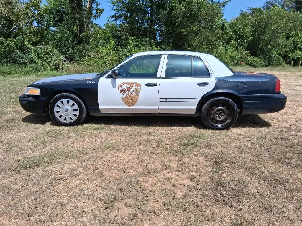 2011 Ford Crown Victoria Police w/Street Pkg (Fleet)'s photo