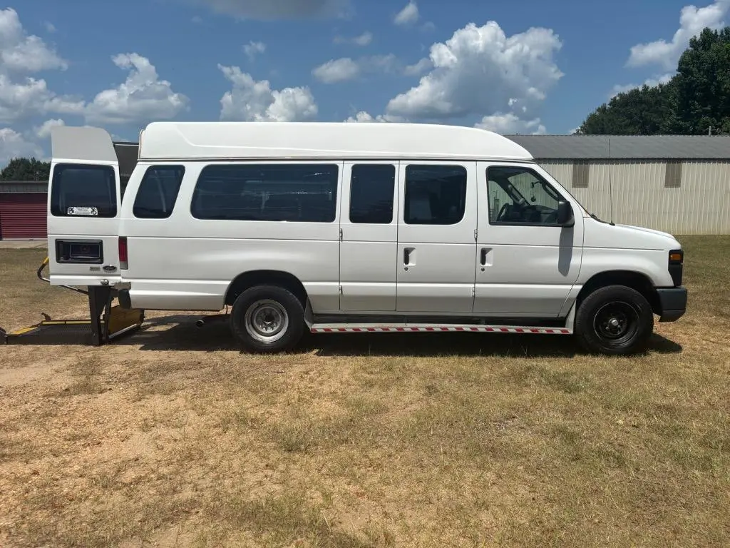 2012 Ford E-Series E-250 Extended photo 4