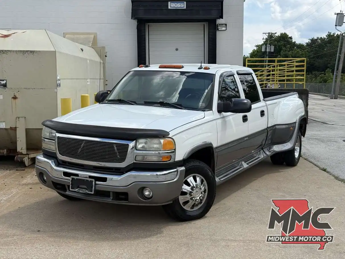 2004 GMC Sierra 4WD Crew Cab SLT's photo