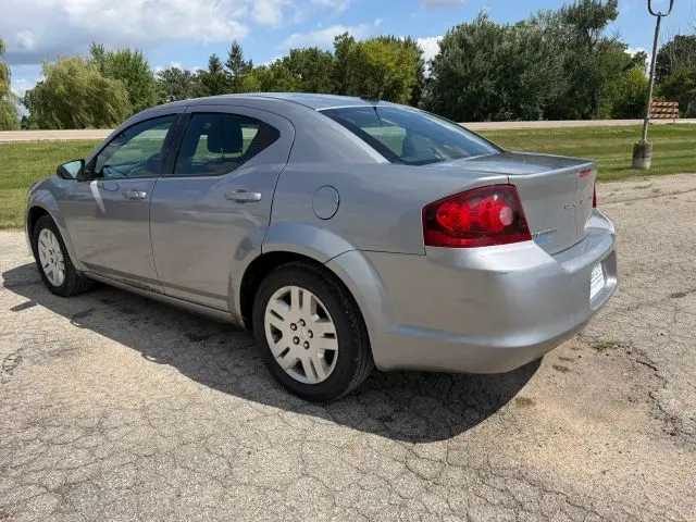 2013 Dodge Avenger SE photo 3