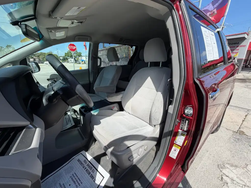 2016 Toyota Sienna LE V6 7-Passenger Access Seat's photo