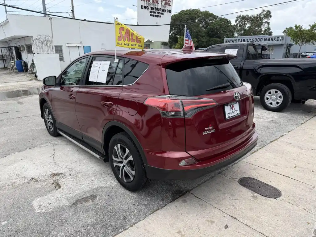 2018 Toyota RAV4 LE's photo