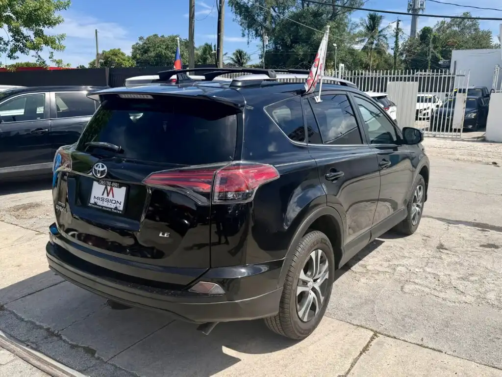 2017 Toyota RAV4 LE's photo